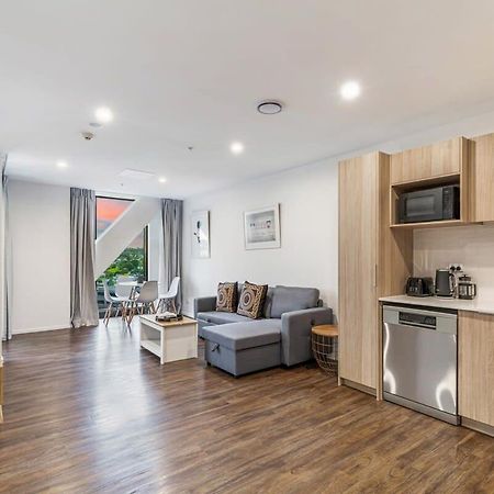 Stunning Ellerslie Apartment + Private Balcony Auckland Bagian luar foto
