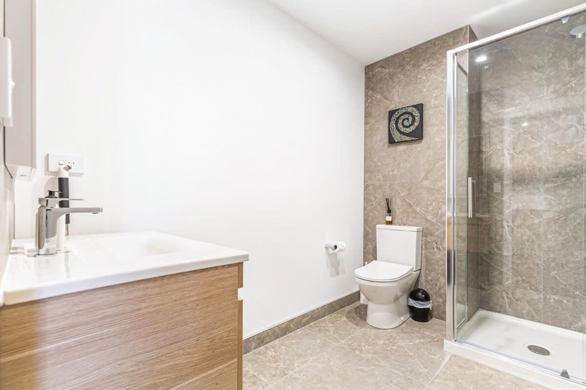 Stunning Ellerslie Apartment + Private Balcony Auckland Bagian luar foto