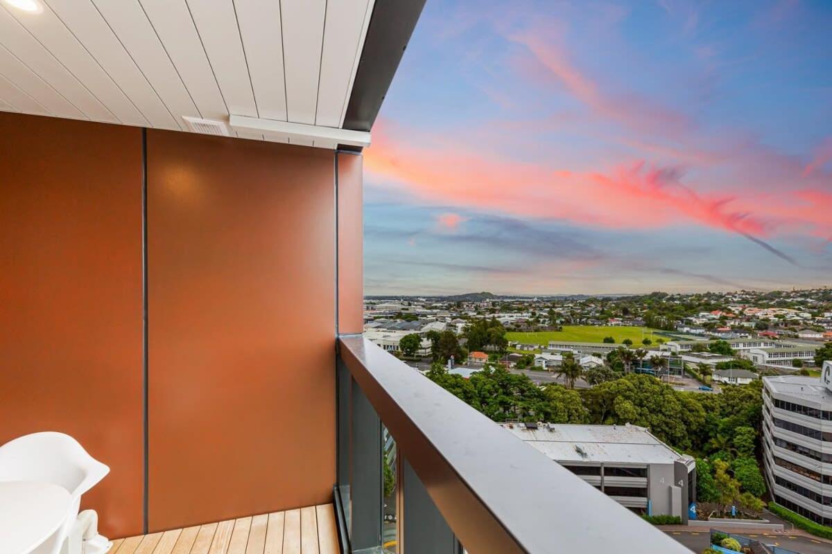 Stunning Ellerslie Apartment + Private Balcony Auckland Bagian luar foto