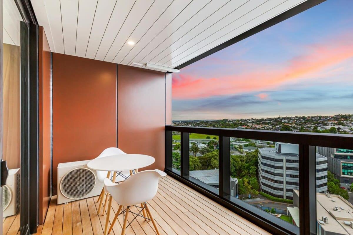 Stunning Ellerslie Apartment + Private Balcony Auckland Bagian luar foto
