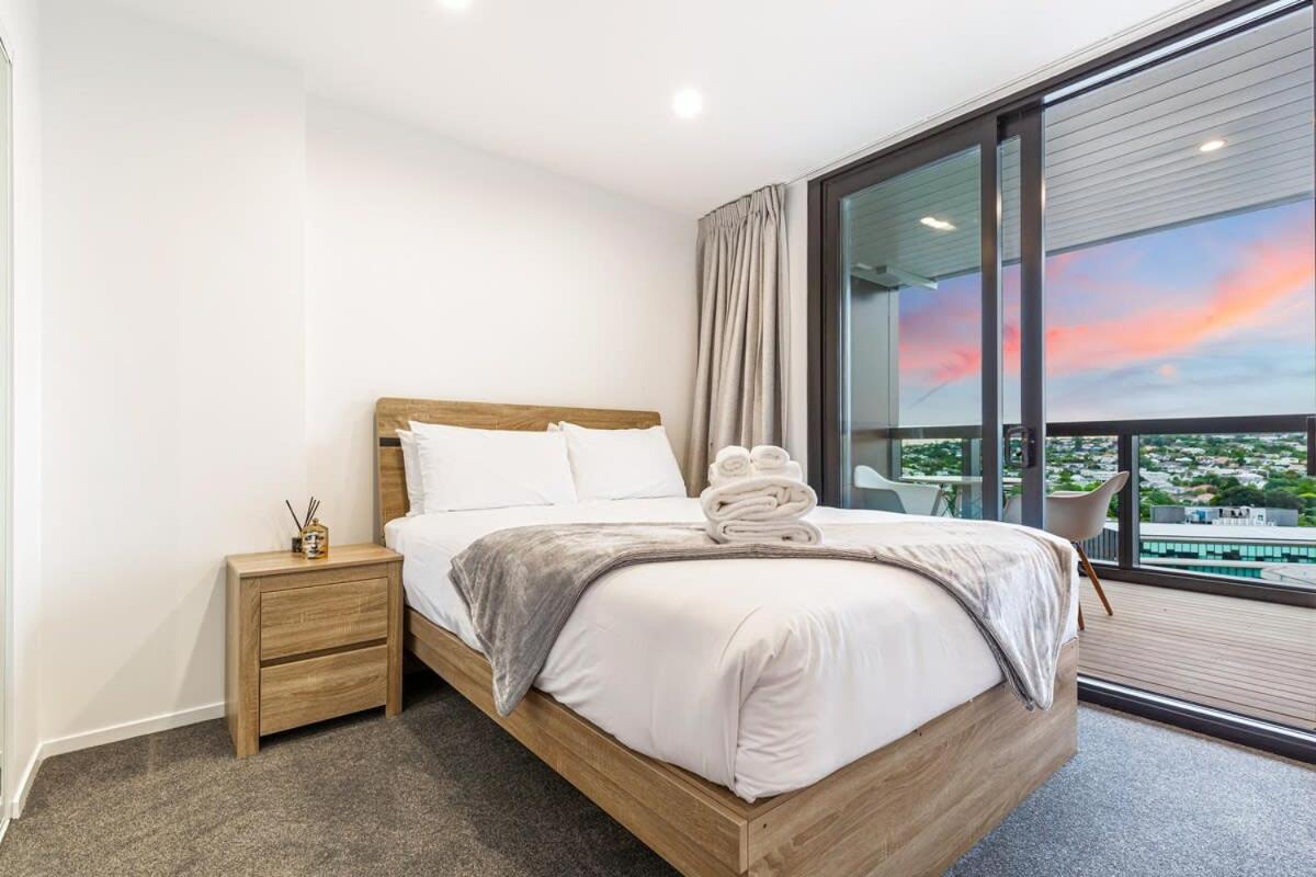 Stunning Ellerslie Apartment + Private Balcony Auckland Bagian luar foto