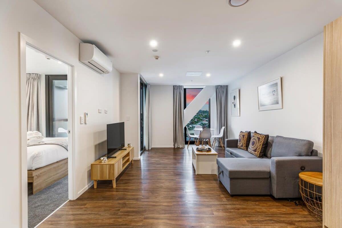 Stunning Ellerslie Apartment + Private Balcony Auckland Bagian luar foto